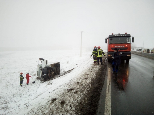 ACCIDENT în Tureni! Un bărbat s-a răsturnat cu mașina. FOTO